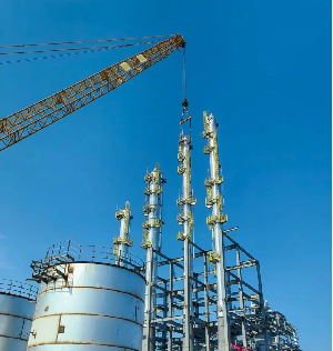Se han Instalado con éxito Cuatro Torres de Rectificación para el Proyecto de Metanol Verde de Shanghai Huayi