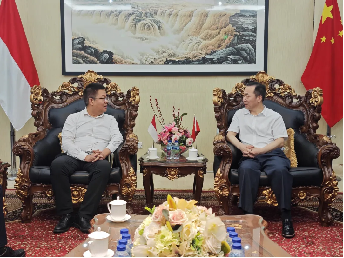 Liang Junxiang, Endonezya'daki ?in Büyükel?ili?i'nden Bakan Mü?avir Li Hongwei ile g?rü?tü ve ara?t?rma ve rehberlik yapmak üzere Güneydo?u Asya B?lge Merkezine gitti.